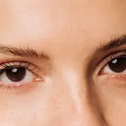 Este es el aceite que promete pestañas más largas y cejas más densas