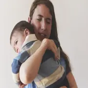 Daniela Aza, con su hijo Lucas.