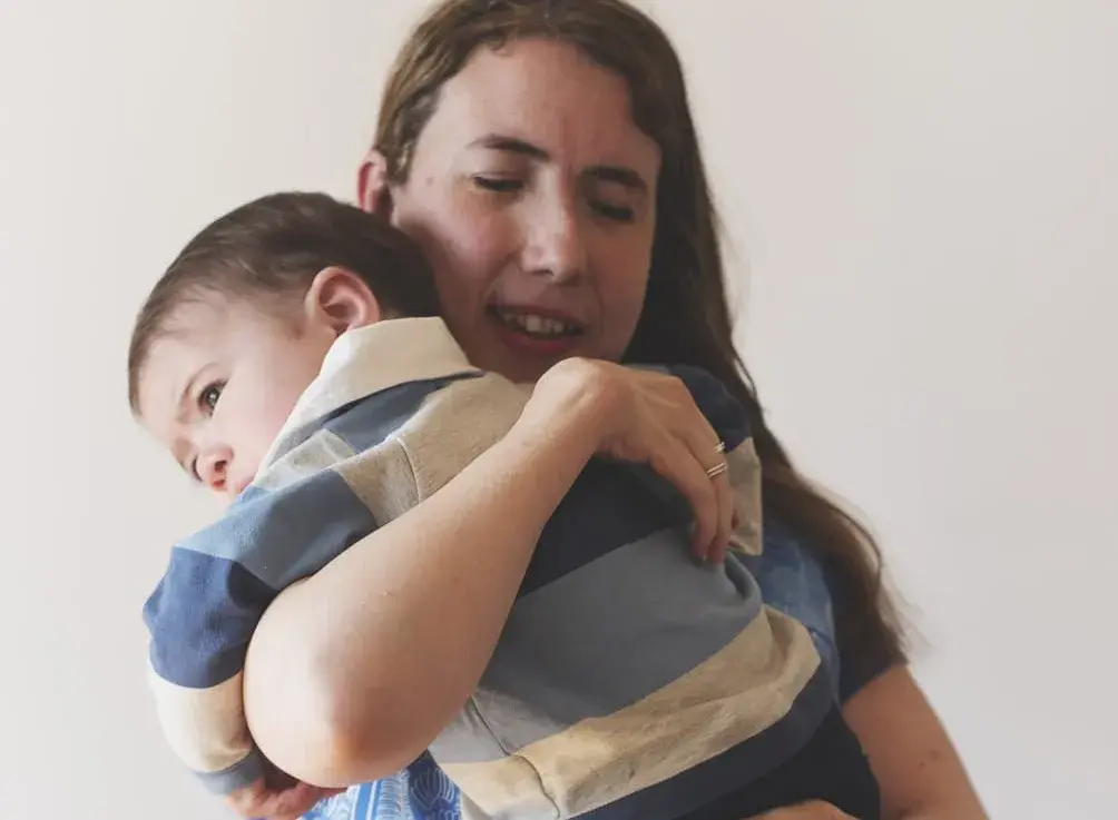 Daniela Aza, con su hijo Lucas.