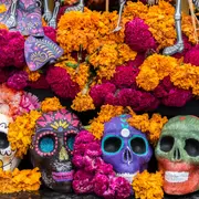 La ciudad se llena de color, música y flores para celebrar el Día de los Muertos, la tradicional festividad mexicana que honra a los que ya no están.