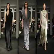 Los vestidos de Min Agostin asumen formas envolventes con pliegues, superposiciones y plisados estratégicos.