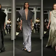 Los vestidos de Min Agostin asumen formas envolventes con pliegues, superposiciones y plisados estratégicos.