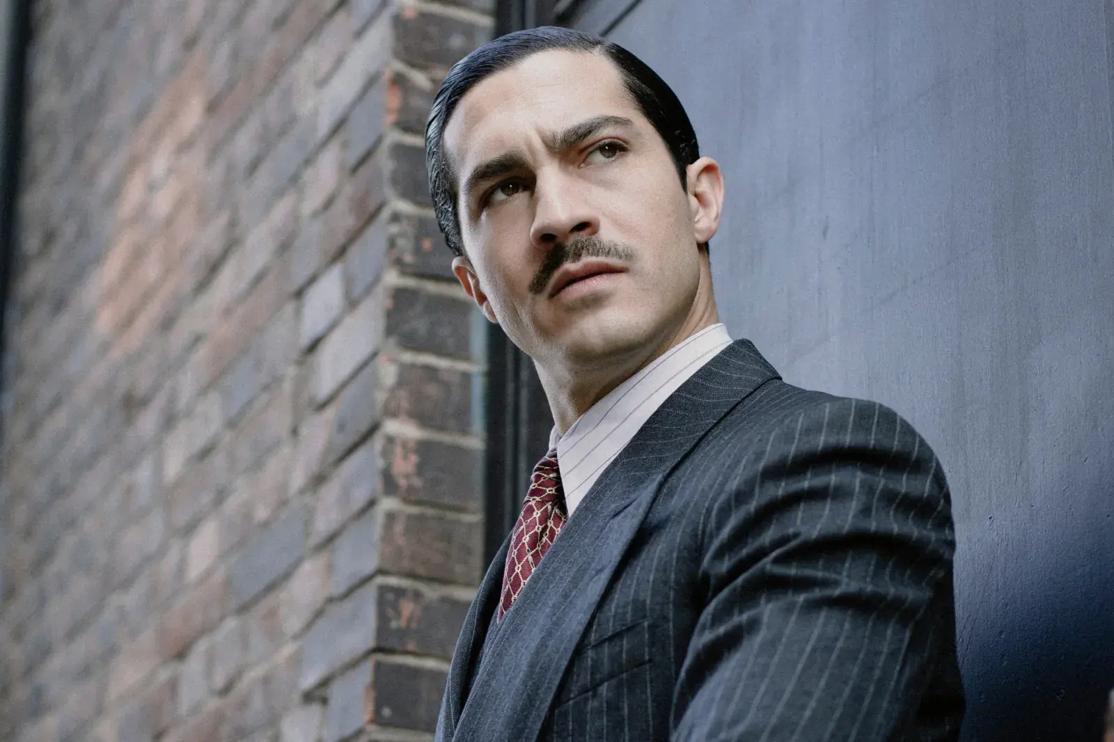 Foto del Chino Darín como cantante de tango en la primera imagen de su nueva serie en Netflix.