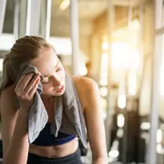 Foto de mujer entrenando.