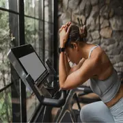 Foto de mujer entrenando.