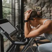 Foto de mujer entrenando.