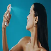 Refresca, calma e hidrata en segundos. Descubrí cómo este clásico del cuidado facial se convierte en el aliado ideal para proteger la piel del sol, el calor y la sensibilidad