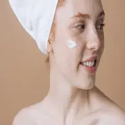 Manchas en la piel: cómo se forman a lo largo de la vida y cómo prevenirlas