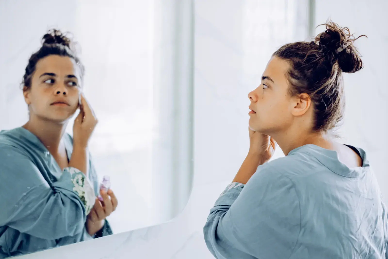 Agua micelar: el básico que simplifica tu rutina de limpieza