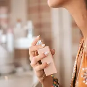 ¿Cómo hacer que tu perfume dure más en verano?