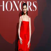 La actriz eligió un diseño rojo de los primeros 2000 para homenajear al legendario diseñador italiano en los WWD Honors.La actriz eligió un diseño rojo de los primeros 2000 para homenajear al legendario diseñador italiano en los WWD Honors.