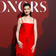 La actriz eligió un diseño rojo de los primeros 2000 para homenajear al legendario diseñador italiano en los WWD Honors.La actriz eligió un diseño rojo de los primeros 2000 para homenajear al legendario diseñador italiano en los WWD Honors.