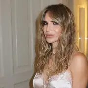 María Vázquez apostó por un vestido lencero en color crudo