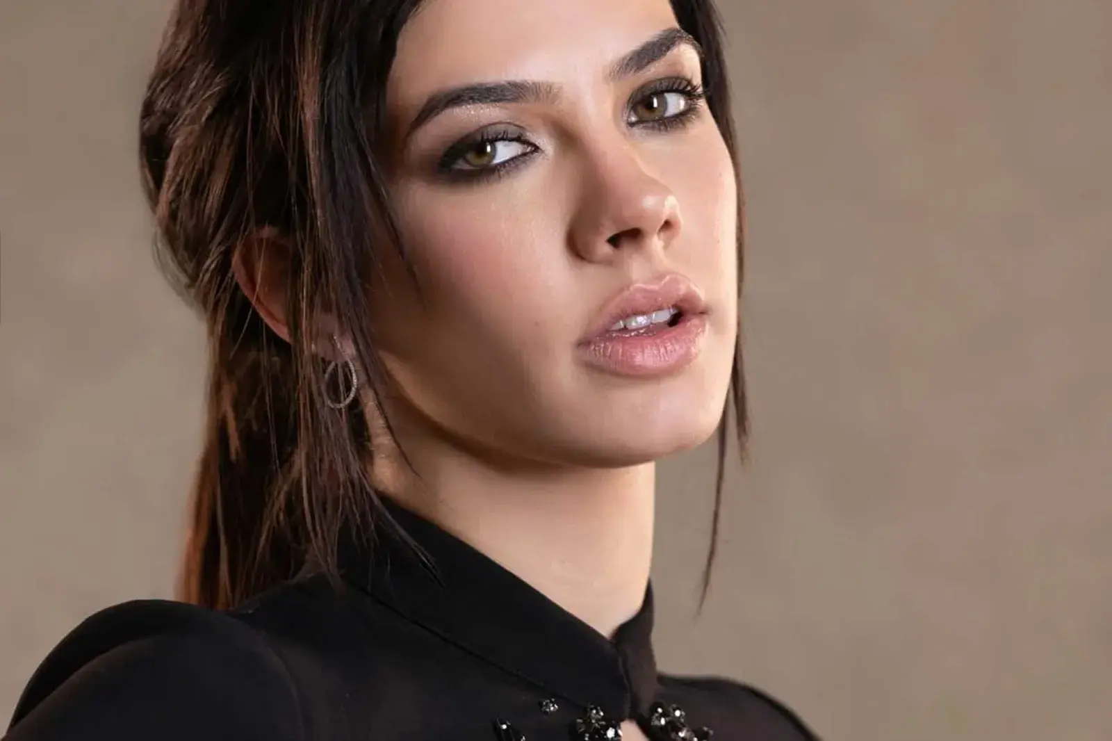 Morena Echarri protagonizó una campaña de moda