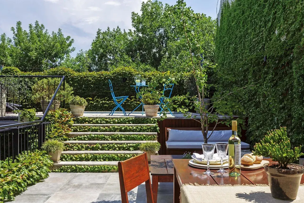 Cuando la sustentabilidad y el sosiego se encuentran, surge una solución preciosa para dividir espacios sin perder armonía: las paredes naturales.