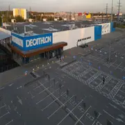 Outfit deportivo: qué tipo de ropa nos vamos a encontrar en Decathlon Argentina.