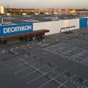 Outfit deportivo: qué tipo de ropa nos vamos a encontrar en Decathlon Argentina.