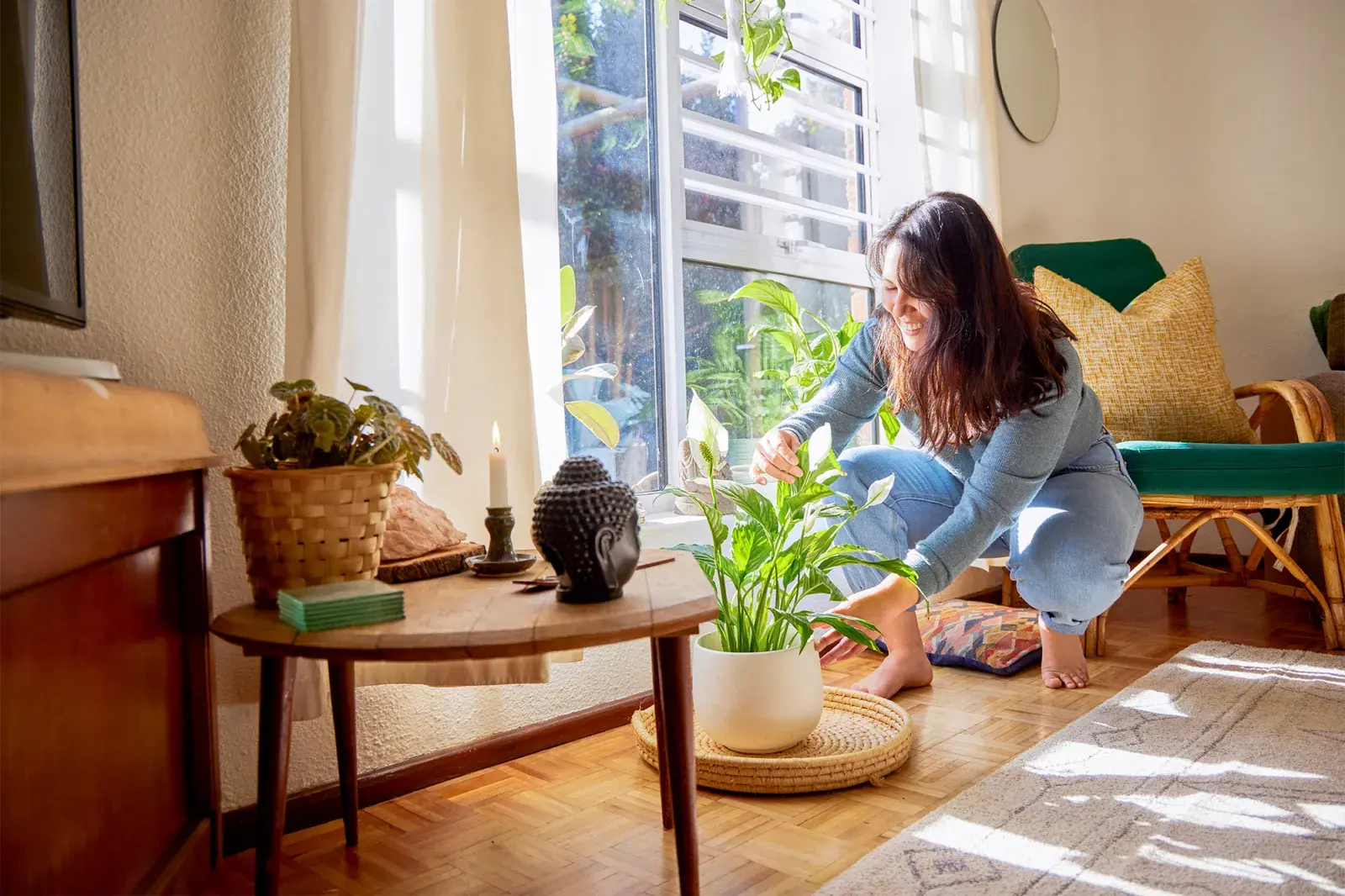 Foto de mujer decorando.