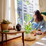 Foto de mujer decorando.