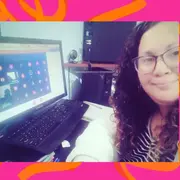 Sharon Ponce de León: de llenar botellitas en una fábrica a programar y abrir caminos para más mujeres en tecnología