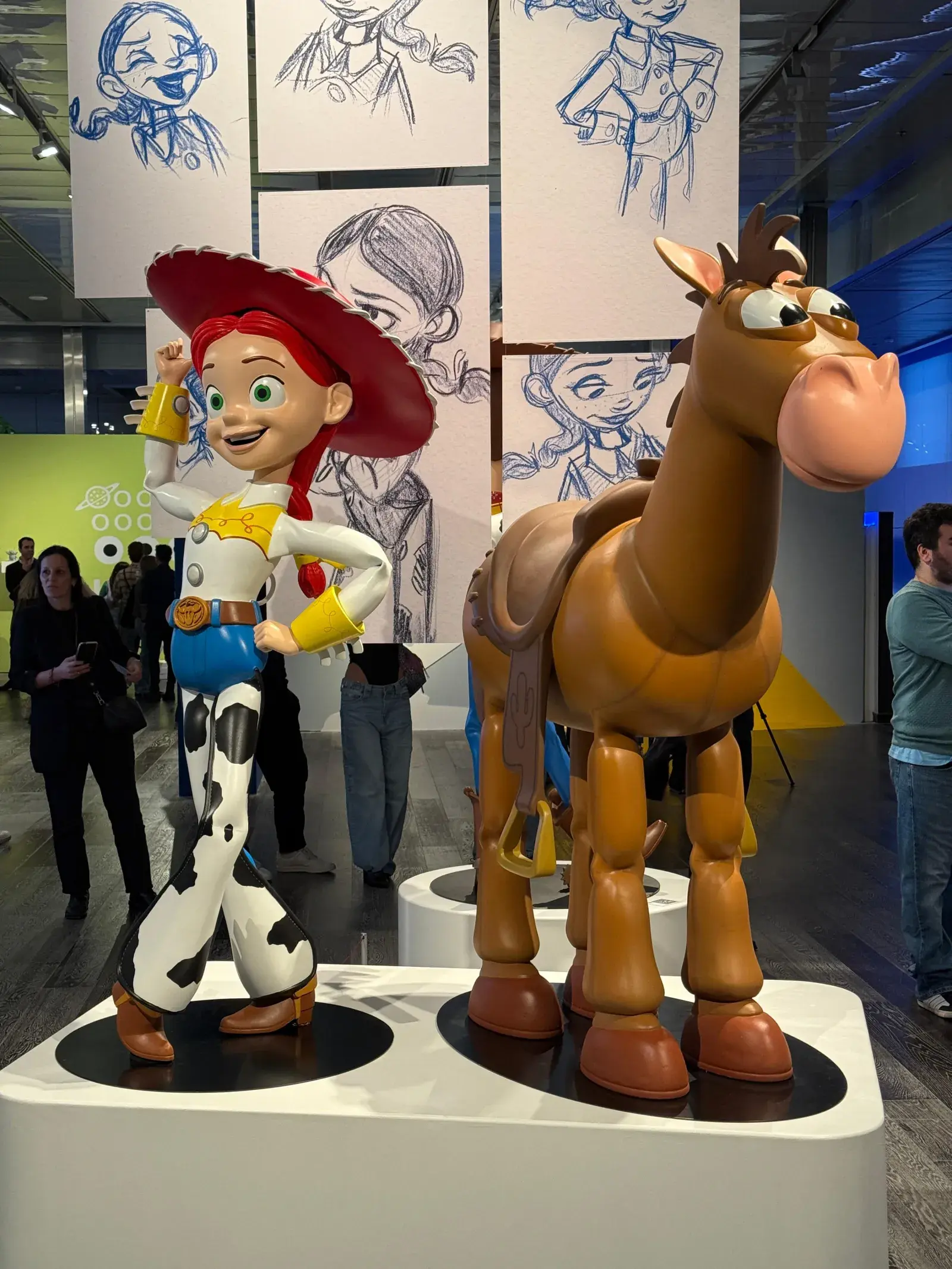 Jessie y Tiro al Blanco en la muestra por los 30 años de Toy Story en Buenos Aires