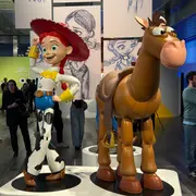 Jessie y Tiro al Blanco en la muestra por los 30 años de Toy Story en Buenos Aires