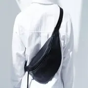 La riñonera, ícono de funcionalidad urbana que dominó las calles durante años, está perdiendo su trono.