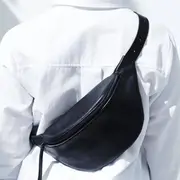 La riñonera, ícono de funcionalidad urbana que dominó las calles durante años, está perdiendo su trono.