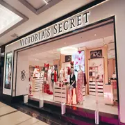 Después de años de expectativa, Victoria’s Secret abrió oficialmente su primera tienda insignia en la Argentina. 