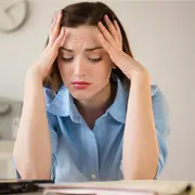 Foto de mujer estresada.