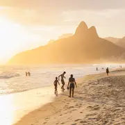 La fuerte depreciación del peso argentino frente a las monedas de países vecinos hará que los viajes al exterior para esta temporada resulten hasta un 35 % más costosos en términos reales que en 2024.