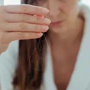 Caída del pelo: qué es normal, cuándo preocuparse y los hábitos que influyen en la pérdida