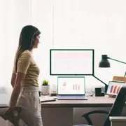 Foto de mujer entrenando.