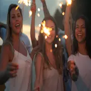 Este Año Nuevo 2026, el blanco cede protagonismo y da paso a una paleta más cálida, consciente y sofisticada.