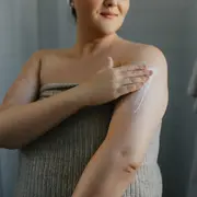 Ácido salicílico: la respuesta definitiva para mejorar el aspecto de la “piel de gallina”