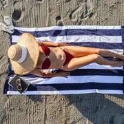 Una alternativa moderna que deja atrás la lona tradicional y redefine cómo disfrutamos del sol y la arena.Una alternativa moderna que deja atrás la lona tradicional y redefine cómo disfrutamos del sol y la arena.