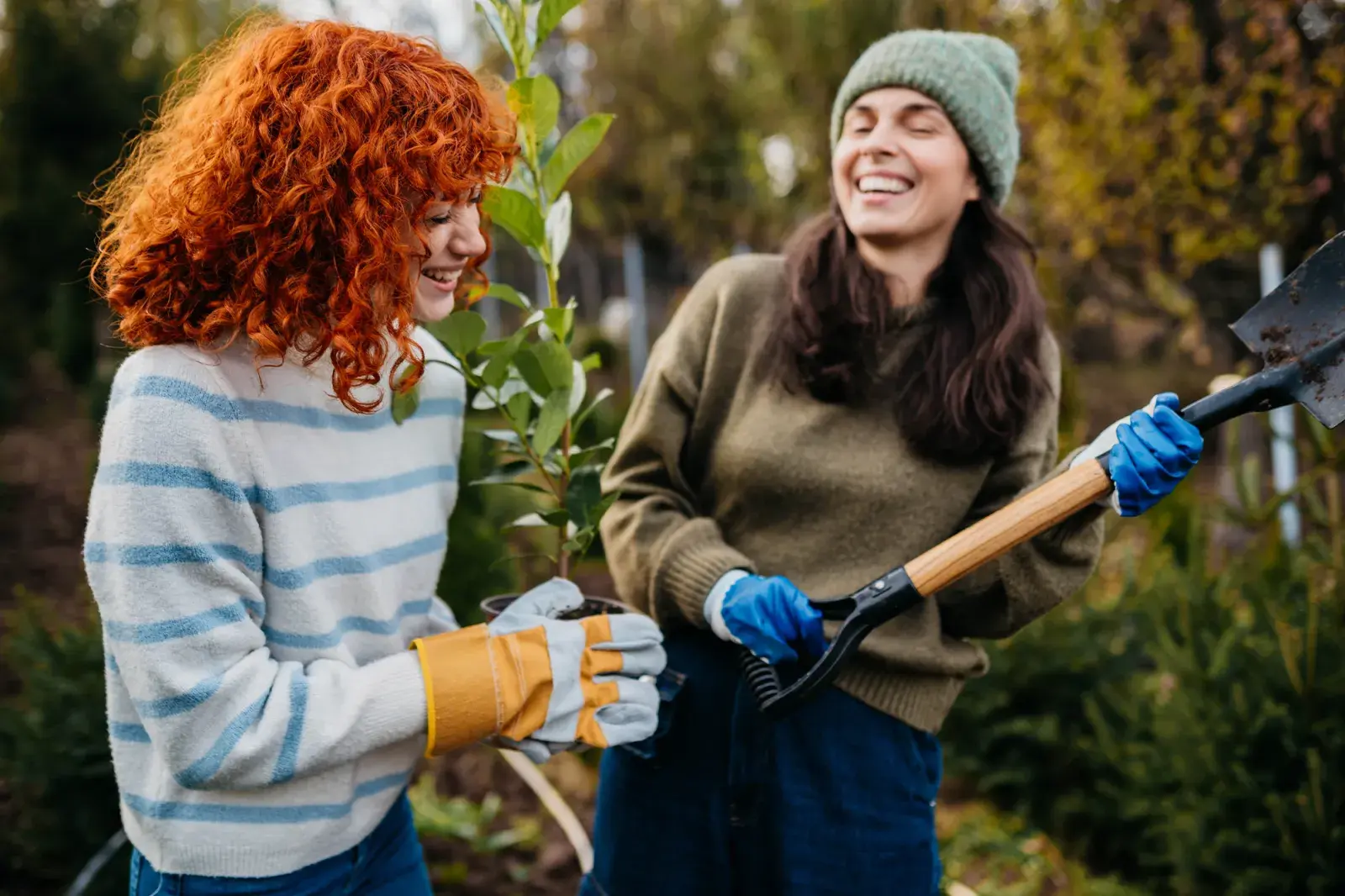 Foto de mujeres en una huerta.
