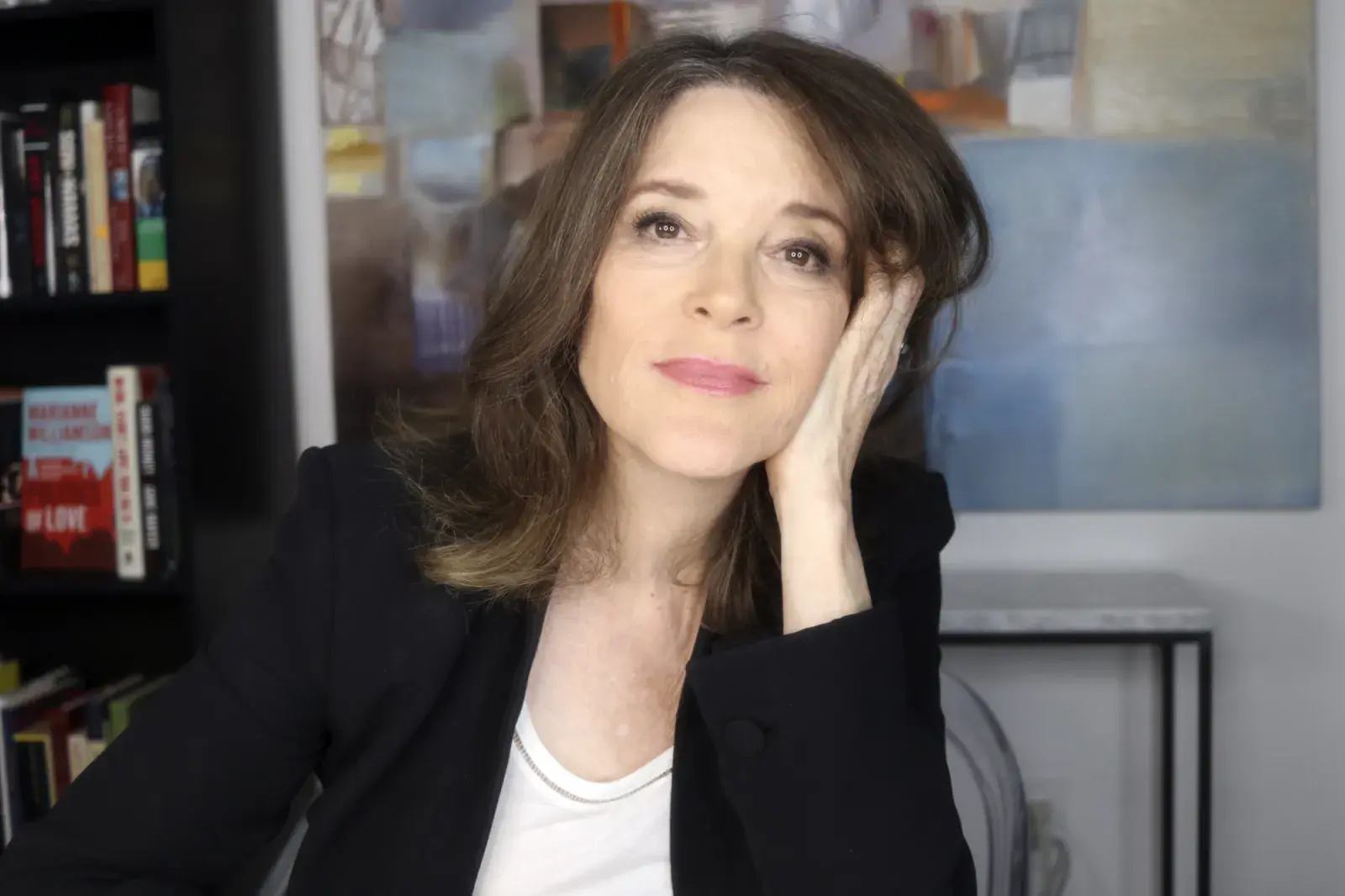 Está Marianne Williamson en Argentina: ¿de qué trata el paradigma de liderazgo consciente que propone?