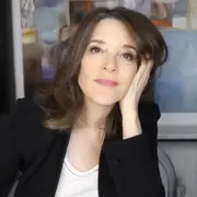 Está Marianne Williamson en Argentina: ¿de qué trata el paradigma de liderazgo consciente que propone?