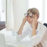 Foto de mujer con problemas en la vista.