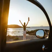 Foto mujer en la playa.