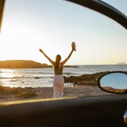 Foto mujer en la playa.