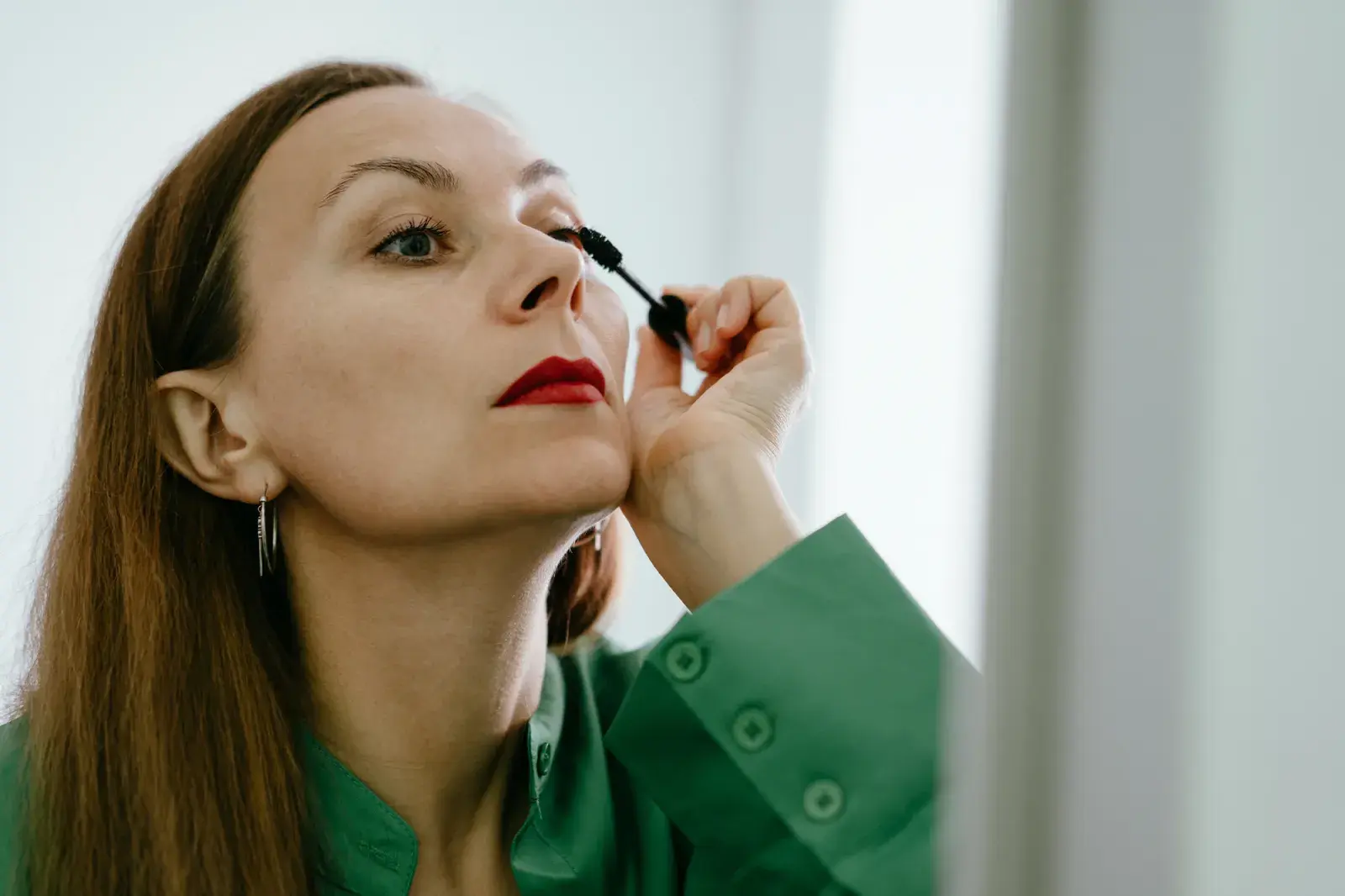 Foto de mujer maquillándose.