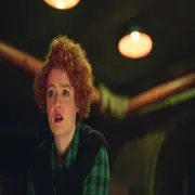 Una mujer mirando con cara de sorpresa.