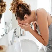 Errores comunes al lavarte la cara: 3 hábitos que están dañando tu barrera cutánea.