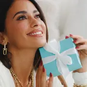 Antonela Roccuzzo impone estilo con un vestido blanco que adelanta el Pantone 2026