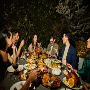 untada VIP combina pizza gourmet, intervenciones teatrales y espacios pensados para crear vínculos auténticos en un entorno relajado y divertido.untada VIP combina pizza gourmet, intervenciones teatrales y espacios pensados para crear vínculos auténticos en un entorno relajado y divertido.