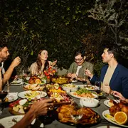 untada VIP combina pizza gourmet, intervenciones teatrales y espacios pensados para crear vínculos auténticos en un entorno relajado y divertido.untada VIP combina pizza gourmet, intervenciones teatrales y espacios pensados para crear vínculos auténticos en un entorno relajado y divertido.