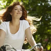 mujer feliz en bici