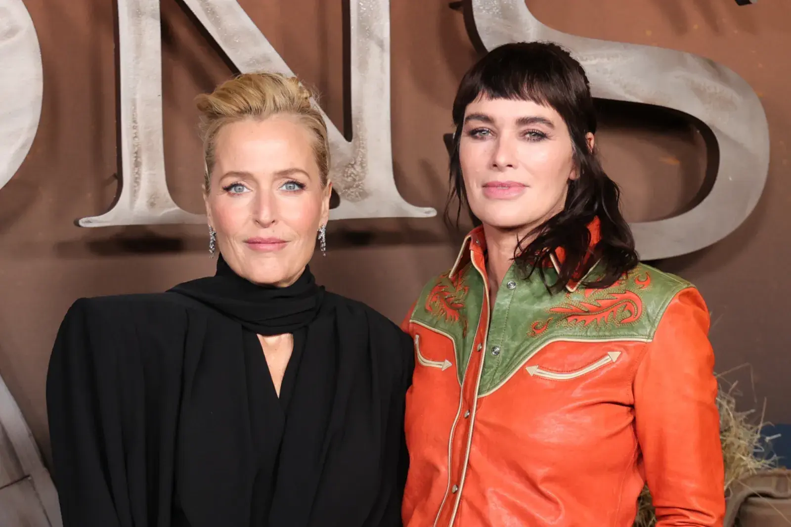 Foto de Gillian Anderson junto a Lena Headey.